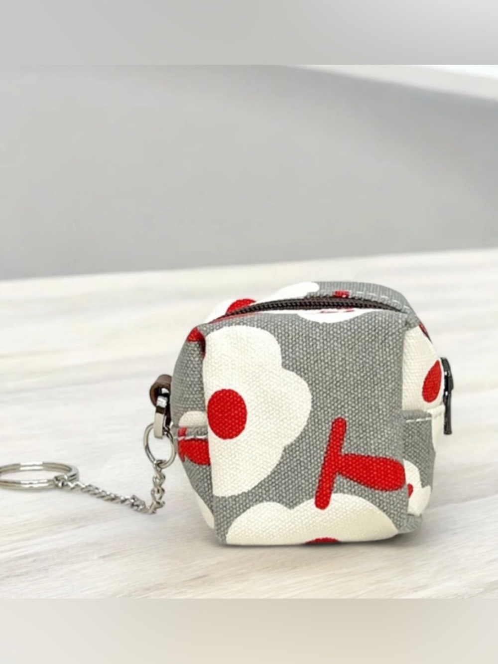 Maika Mini cube flower keyring.